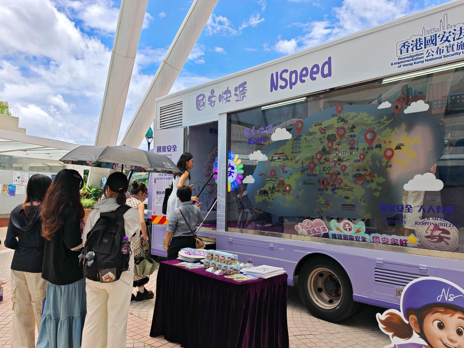 宣傳車到訪香港教育大學,獲師生積極響應,現場設置的互動遊戲氣氛熱烈。