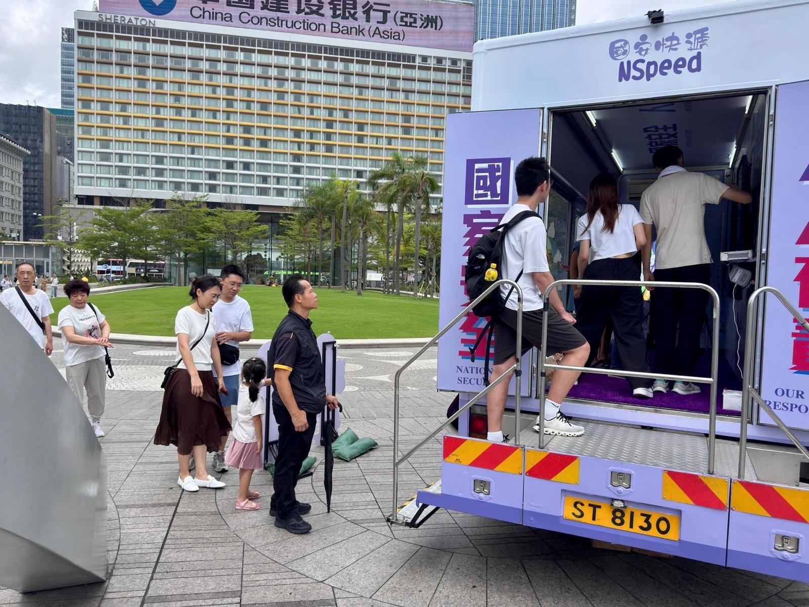 在星光大道,宣傳車吸引大批市民及遊客駐足參與。