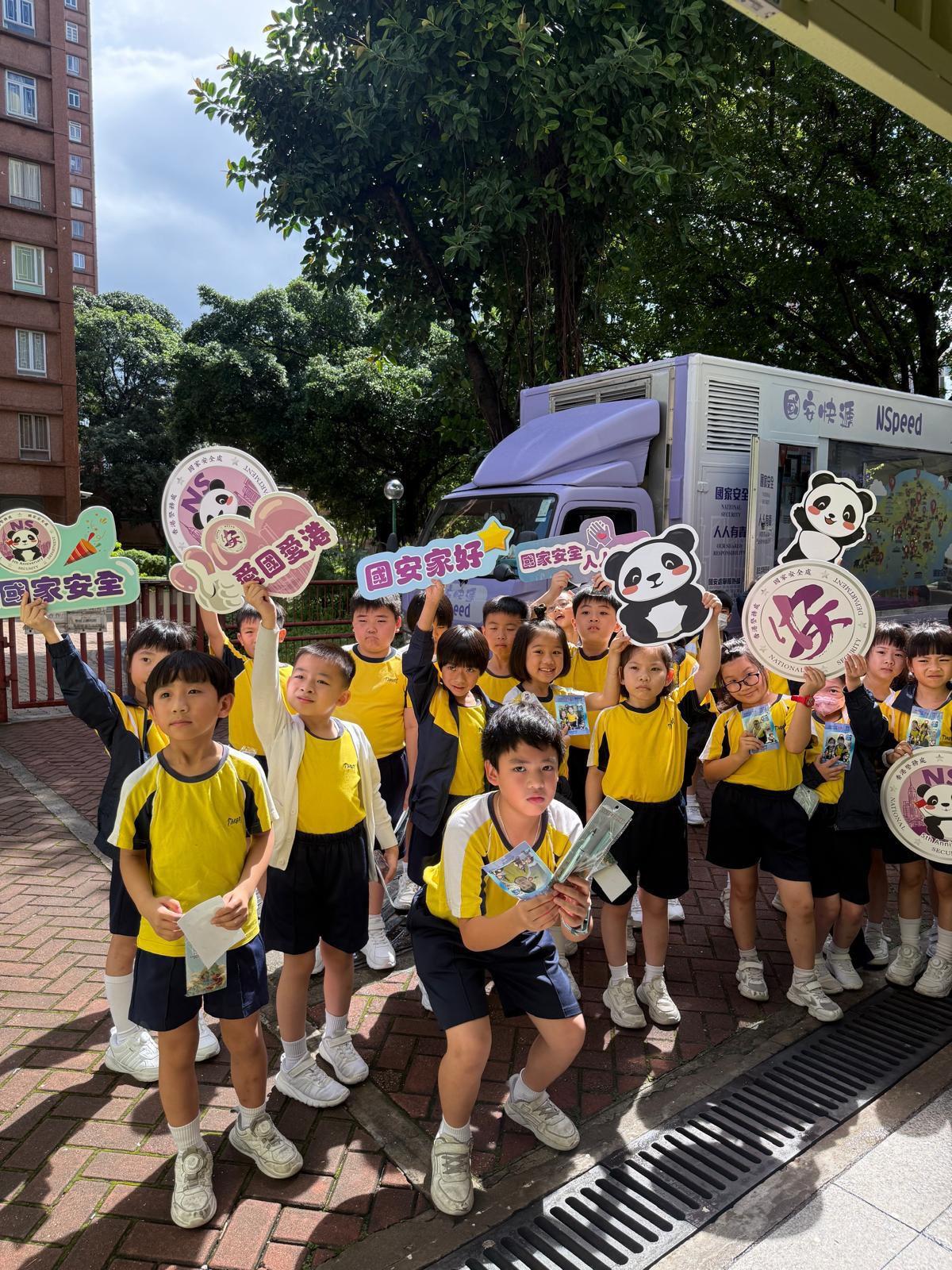 宣傳車到訪各區中小學,以生動有趣的形式向年輕一代傳遞維護國家安全的重要性。
