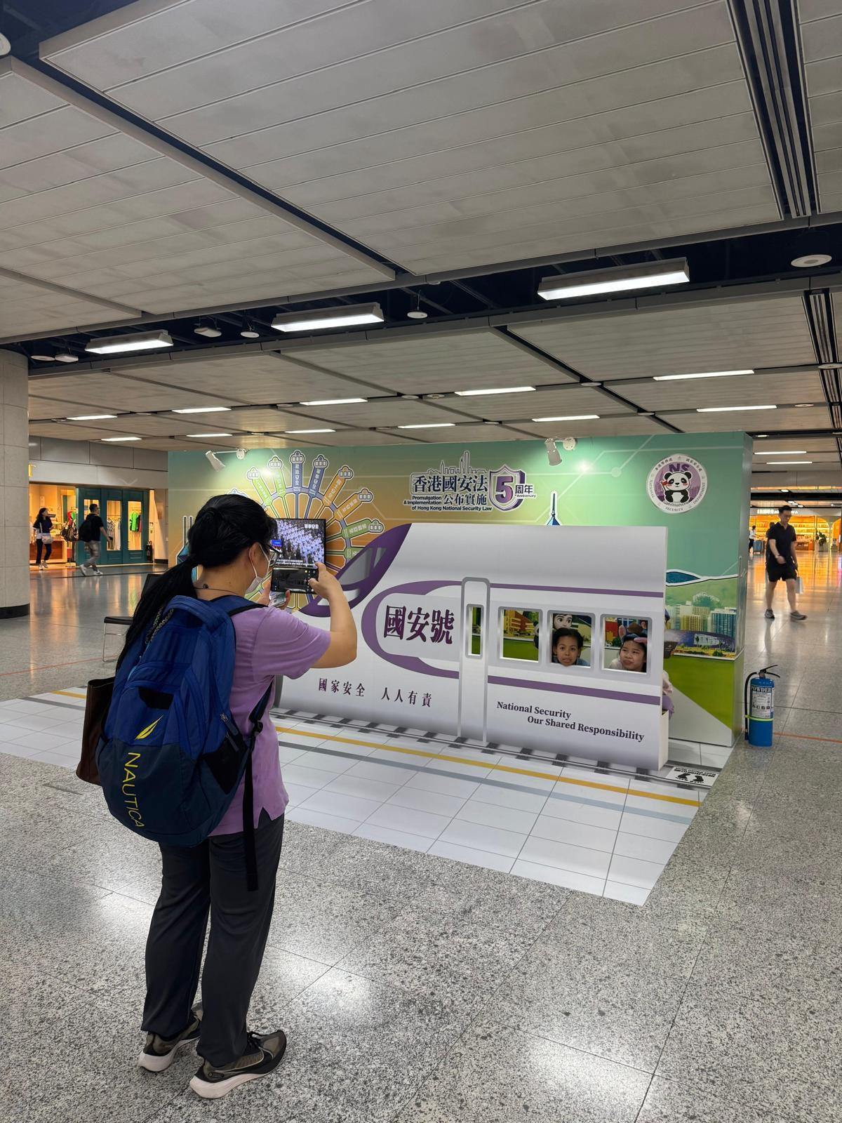 國安處分別在港鐵香港站及九龍站大堂設立「國安號」打卡點。