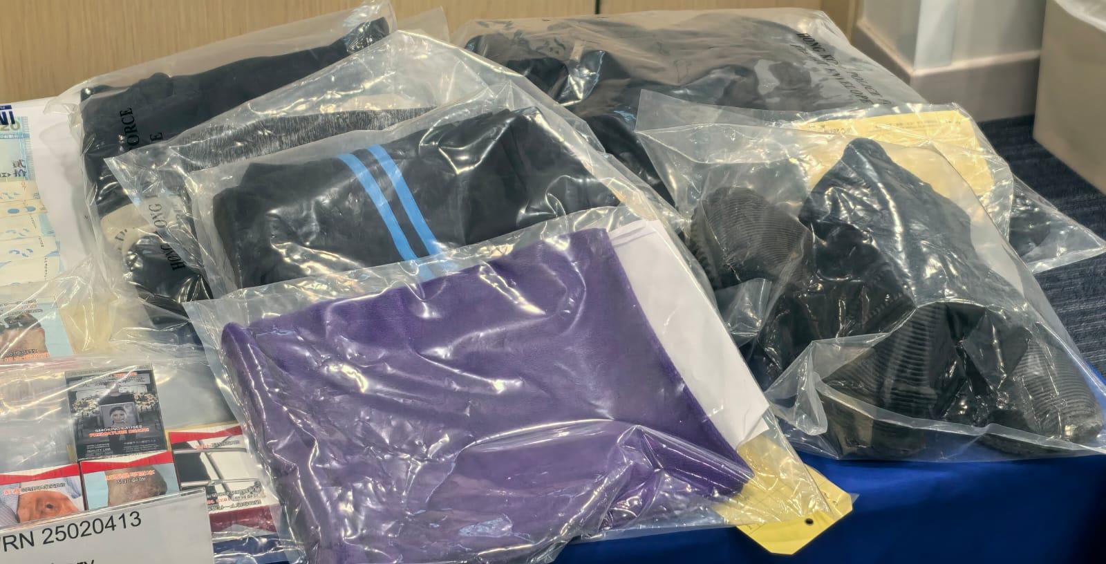 警方起回的士及一批失物。