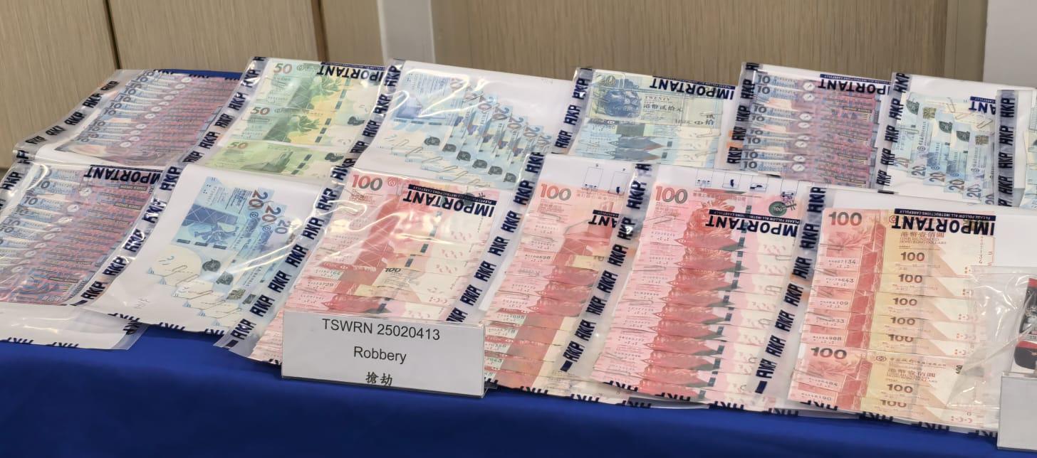 警方起回的士及一批失物。