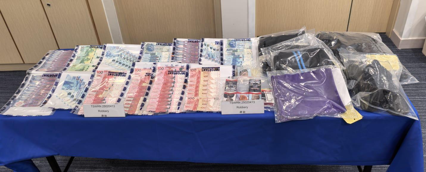 警方起回的士及一批失物。