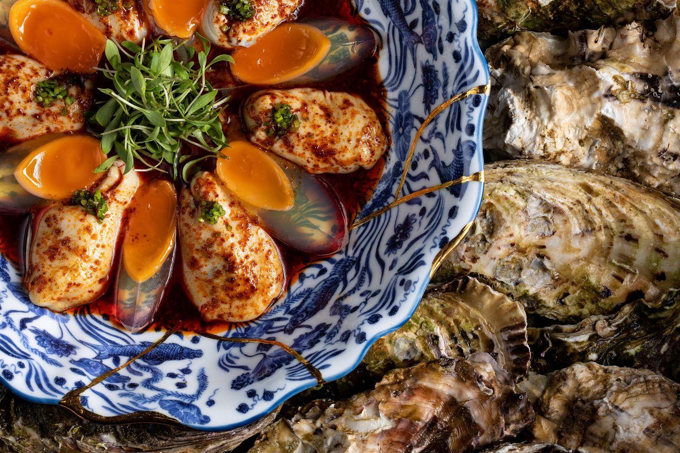 「永」主打現代中菜,圖為招牌菜香辣生蠔伴皮蛋。