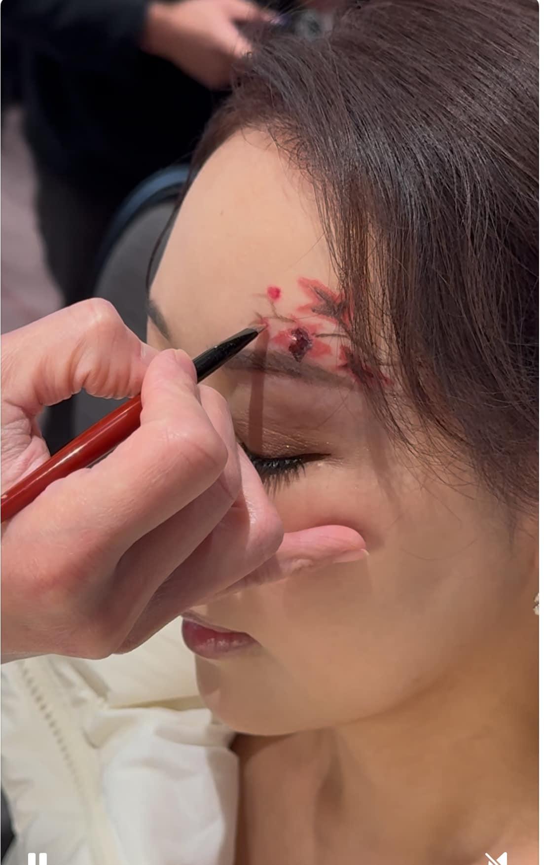 楊卓娜為了出席頒獎禮,著化妝師想辦法。