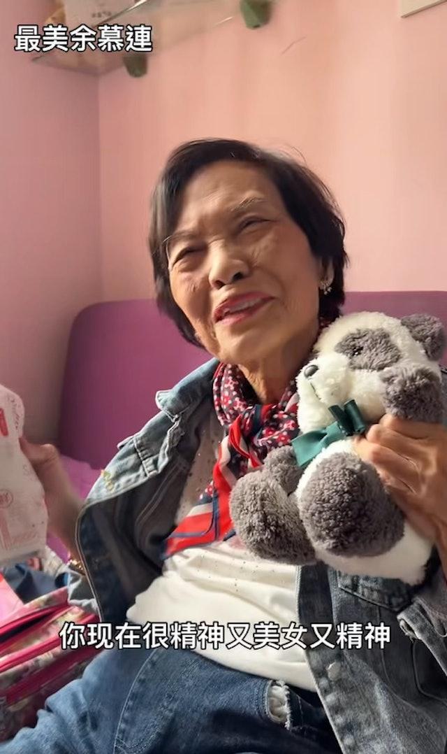 最近旅遊達人項明生到余慕蓮家中探望,曝光她的最新容貌狀態。