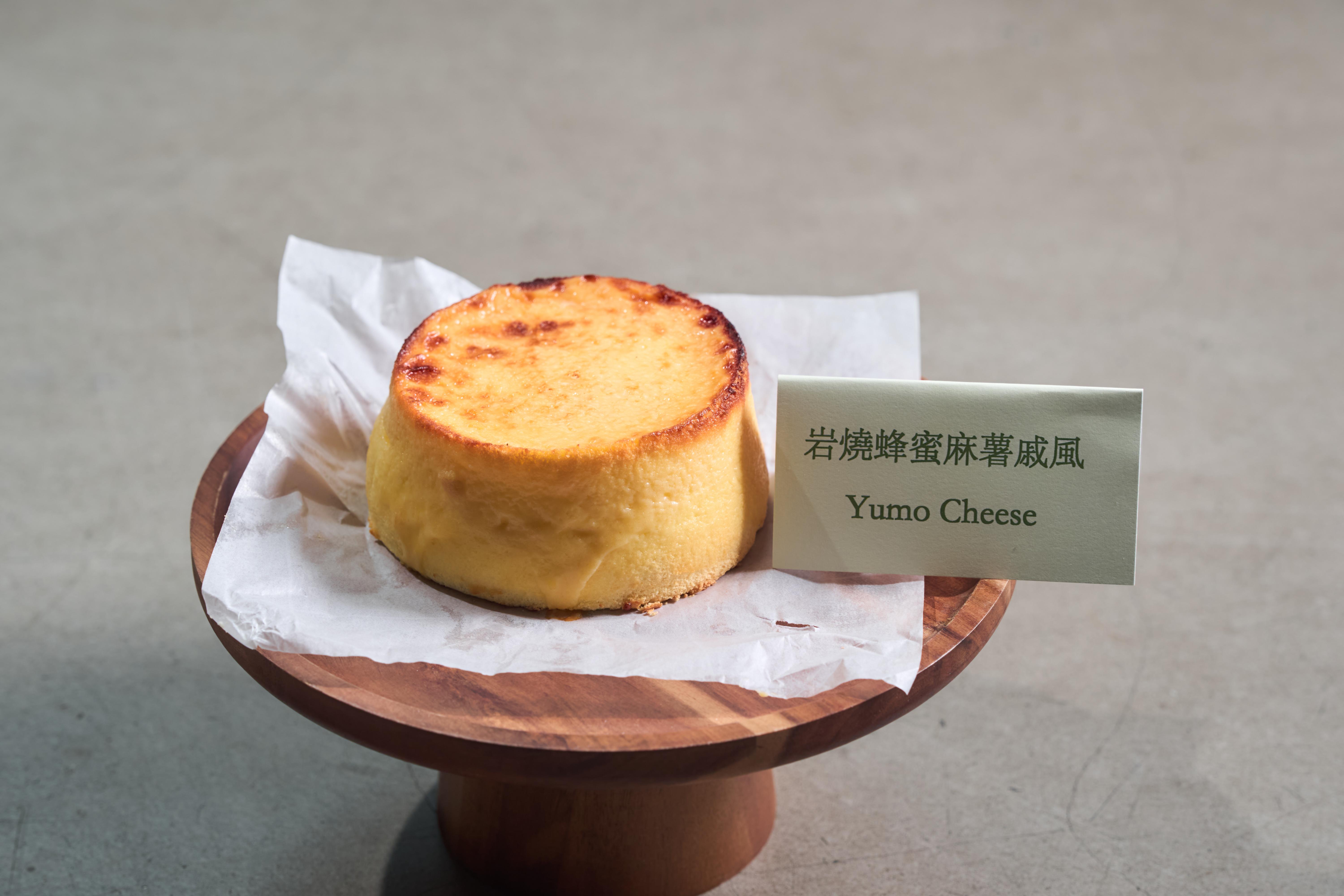 YuMo Cheese將會特別供應其巧手製作的貓山榴槤卷、岩燒蜂蜜麻薯戚風,以及海鹽榛子費南雪,以經典西式甜品演繹果王魅力。