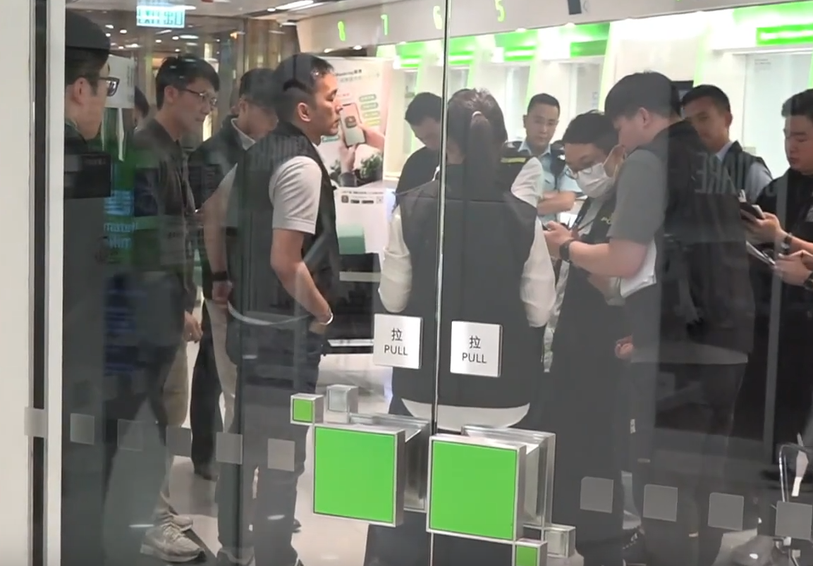 沙田第一城恒生銀行遇劫,警員在場調查(now新聞台畫面)