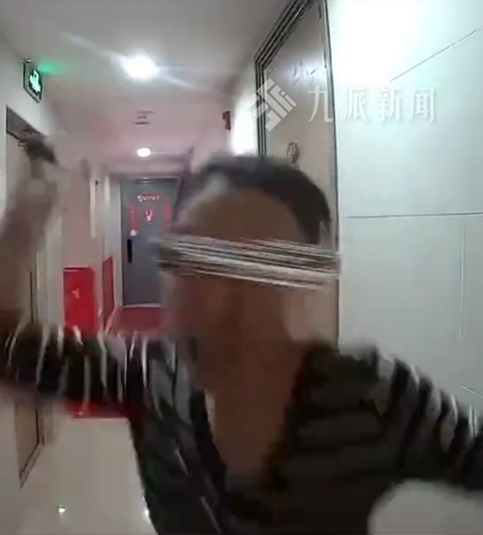 遼寧一名疑似精神障礙者的女子多次持刀上門砍鄰居的門。(圖/翻攝自《九派新聞》)