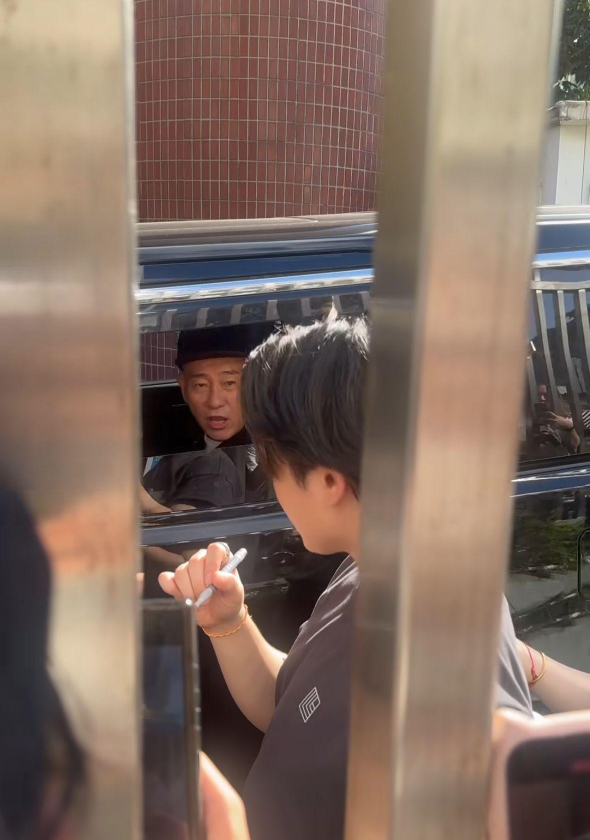 林保怡商台門口巧遇柳應廷問攞簽名。