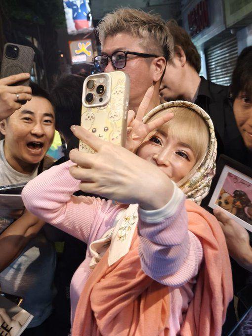 濱崎步離去前跟大批粉絲自拍留念。