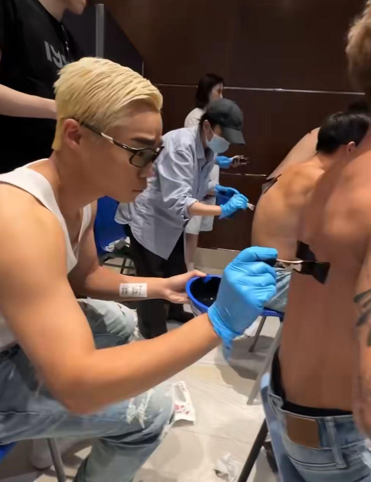 活動找來53位半裸男充當人肉歌詞。