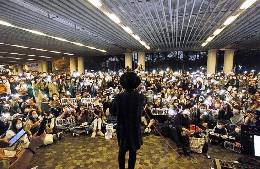 Jer柳應廷於2020年曾在尖沙咀海傍busking,獲數百fans支持。(截圖)
