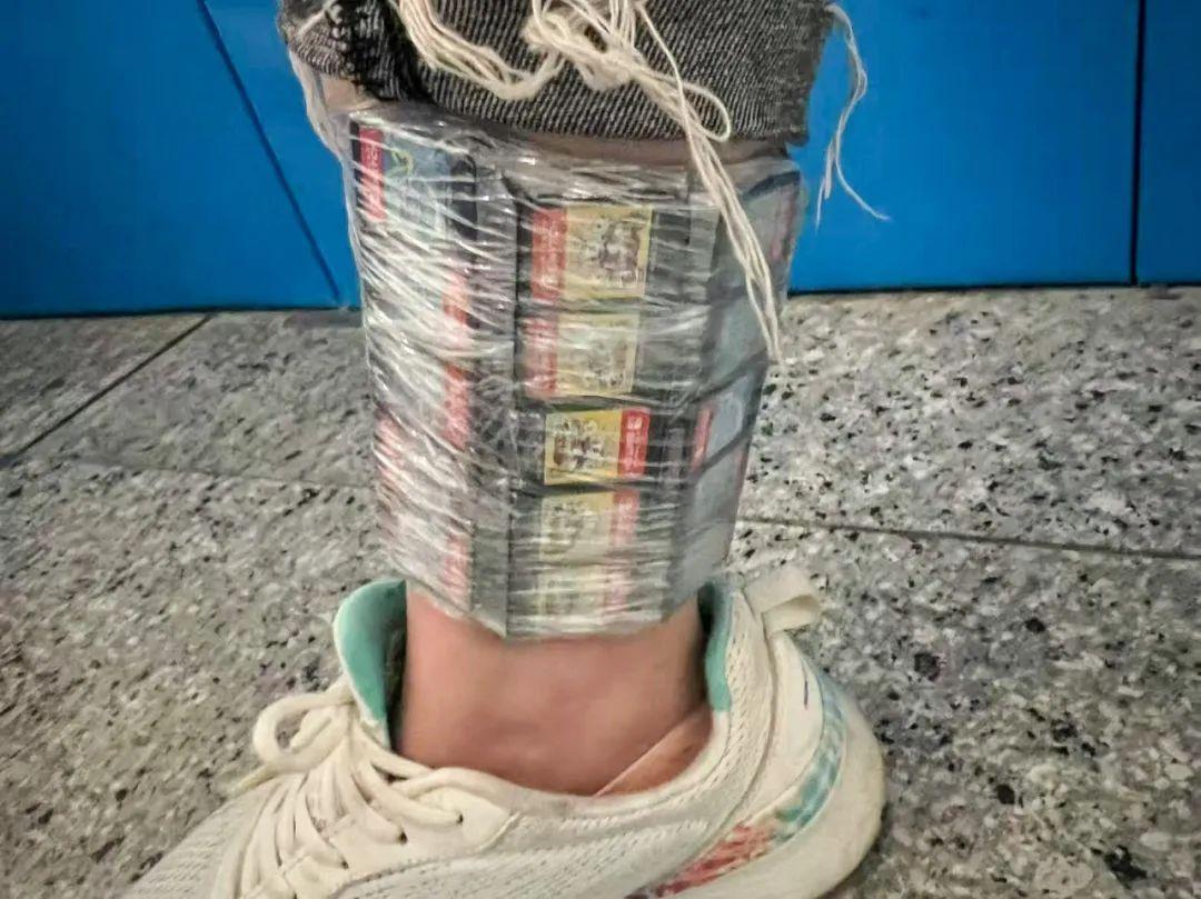 深圳市皇崗海關在福田口岸旅檢入境渠道,查獲一名女子身上藏匿105張日本任天堂遊戲機Switch的遊戲卡。該旅客表示是受他人委託攜帶上述物品入境,並收取帶工費。(內地海關總署)