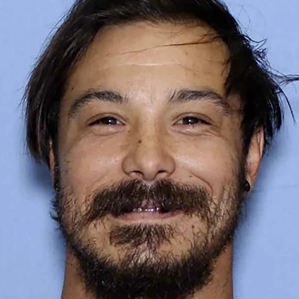 三女之父Travis Caleb Decker被美國警方通輯。