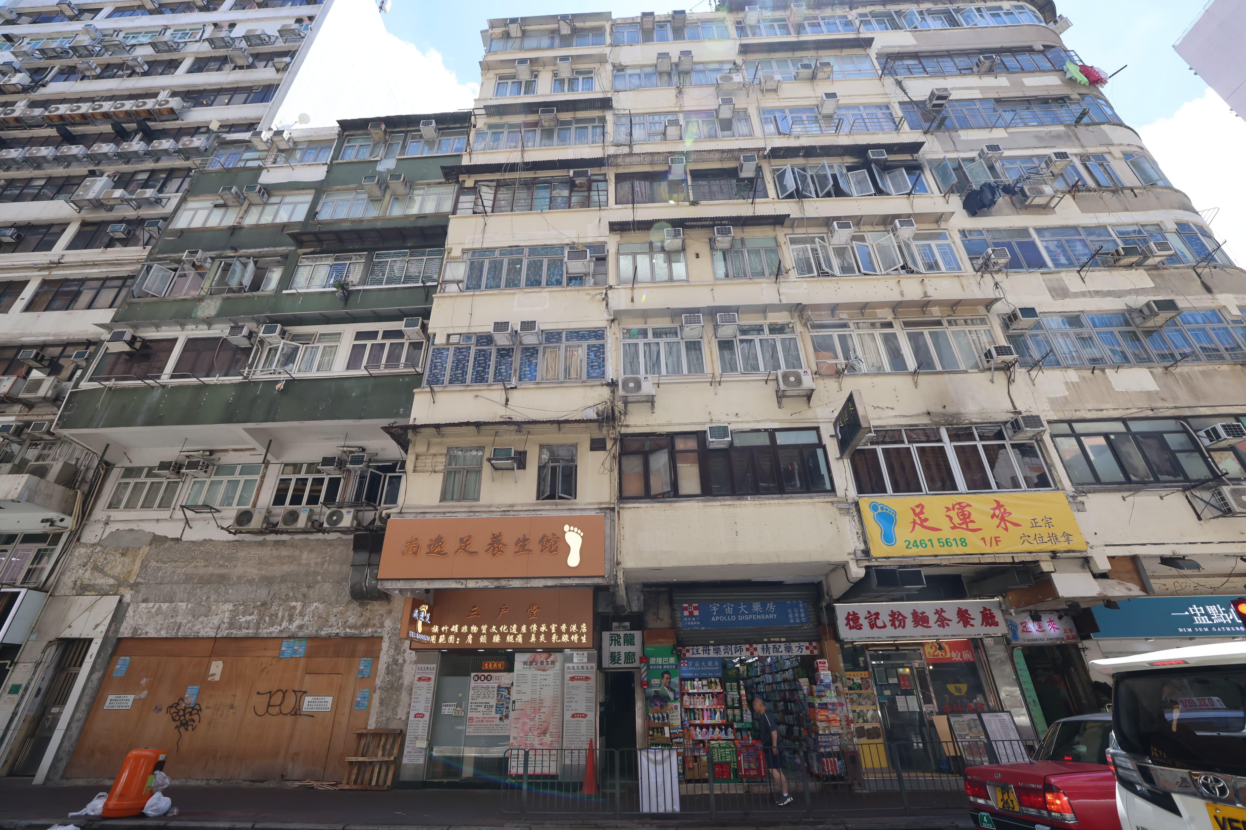 警方重案組調查一宗失蹤人口案,案中一名49歲姓梁的越南籍女子上周六離開旺角太子寓所後失蹤,其胞妹在網上尋人。西九龍重案組探員及鑑證科人員昨日(24日)起到長沙灣青山道152號一幢唐樓的劏房單位搜證。