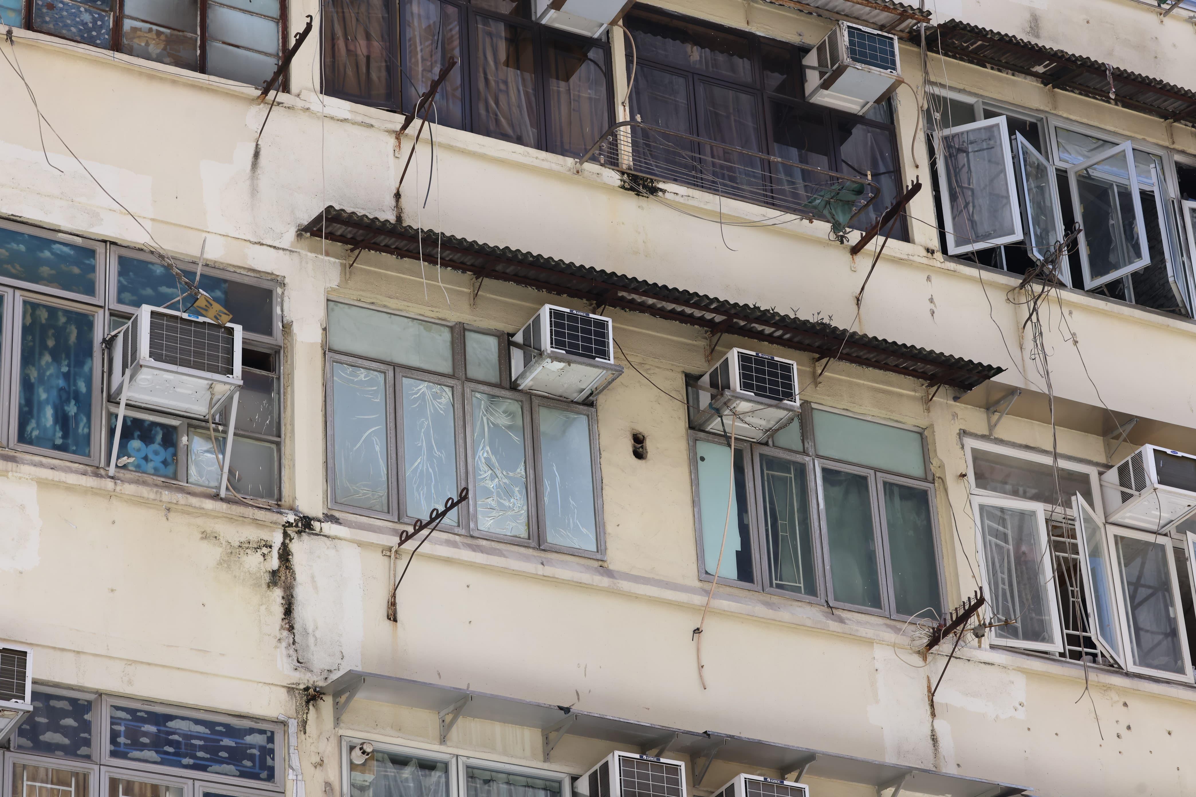 警方重案組調查一宗失蹤人口案,案中一名49歲姓梁的越南籍女子上周六離開旺角太子寓所後失蹤,其胞妹在網上尋人。西九龍重案組探員及鑑證科人員昨日(24日)起到長沙灣青山道152號一幢唐樓的劏房單位搜證。