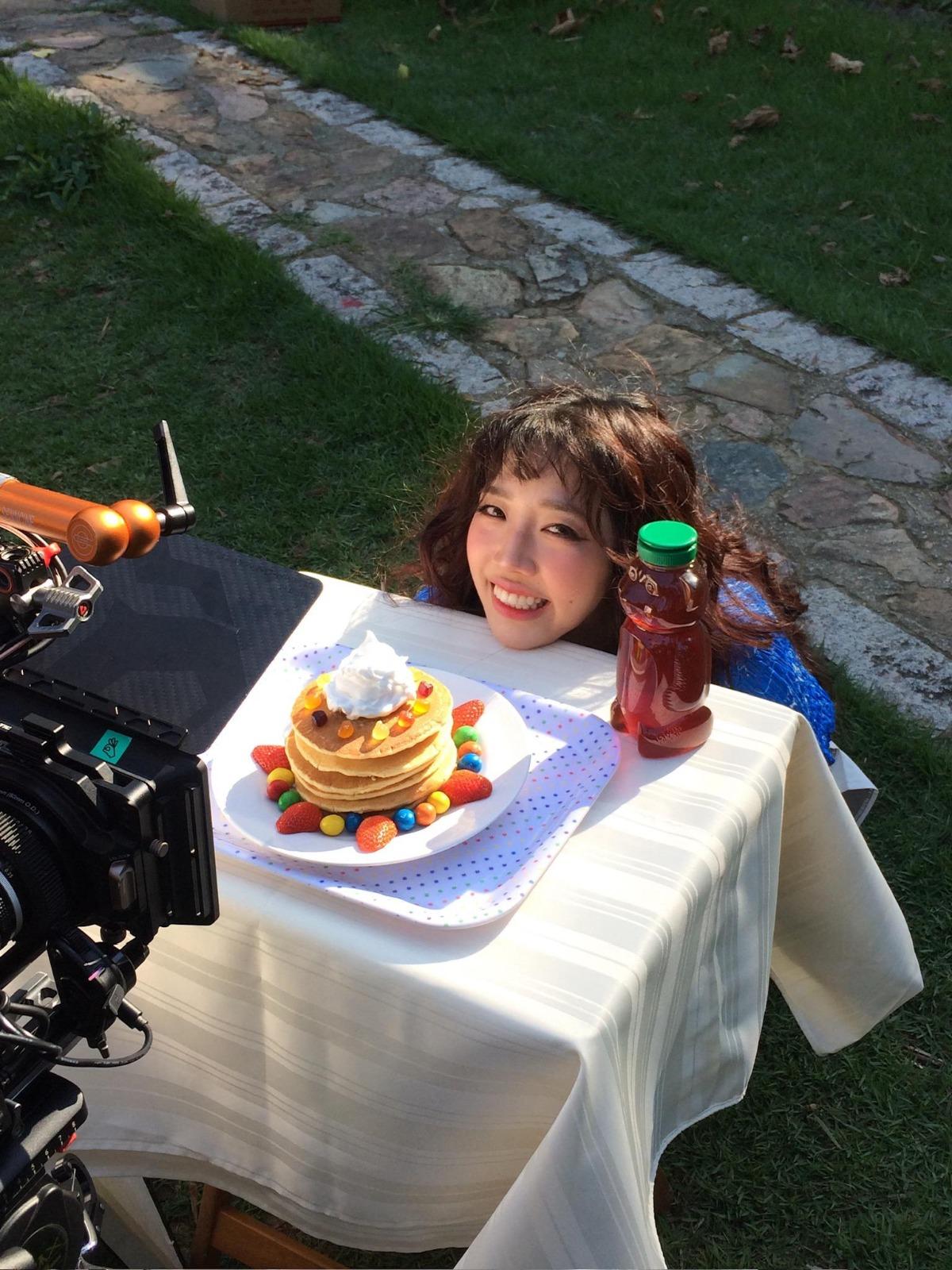 因為喜歡吃蜜糖煎餅,Paula以此作為新曲歌名。