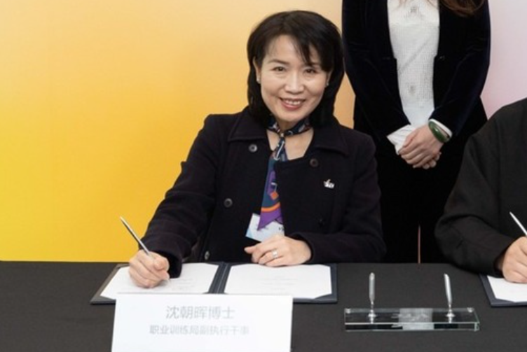 消委會對上一任總幹事黃鳳嫺在5月6日約滿離任,至今未公布接任人選。消息指經遴選後初步物色到潛在繼任人選,其中一名呼聲較高的是職業訓練局副執行幹事沈朝暉。