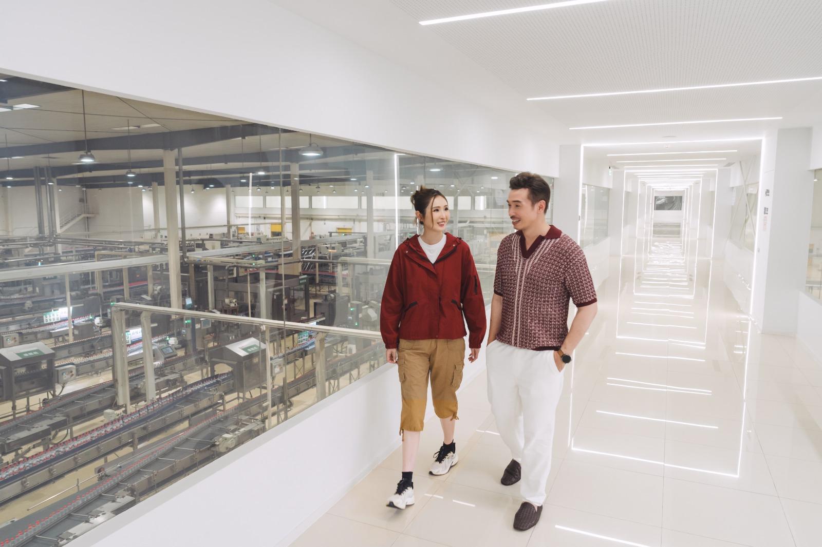 二人參觀山泉水的生產過程。