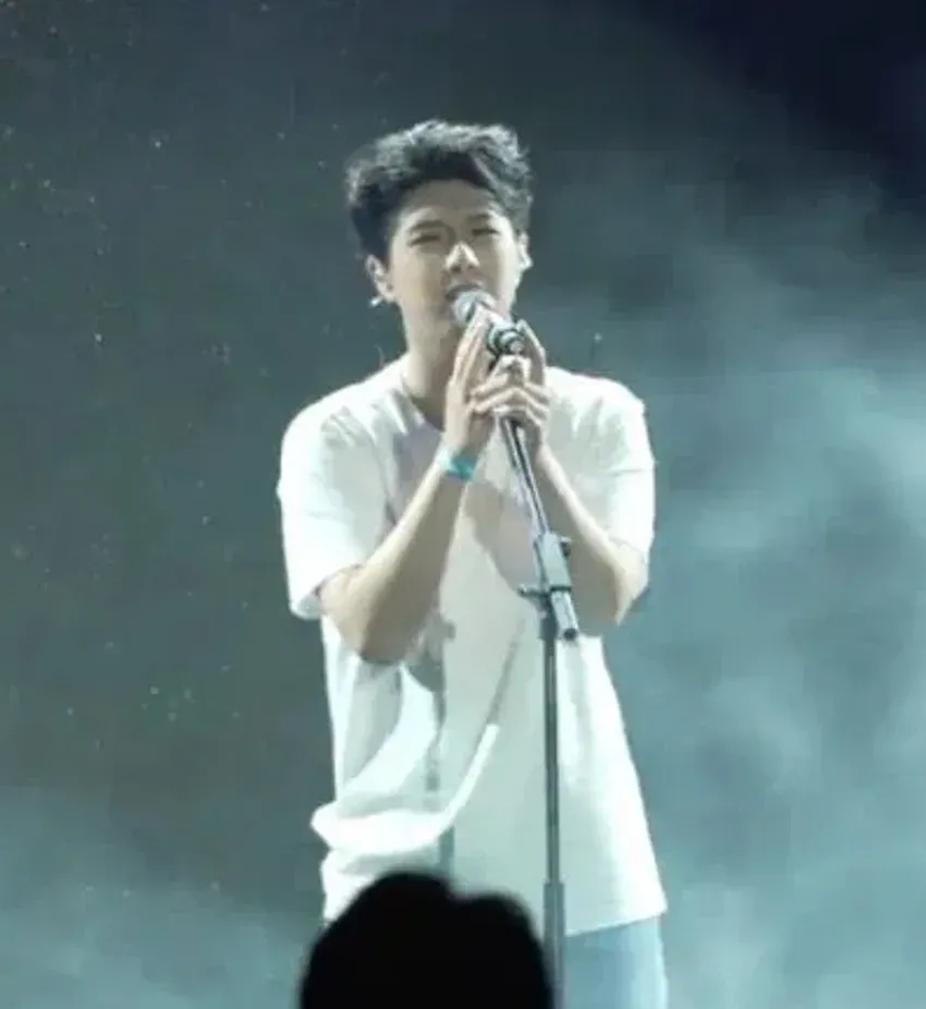 萬大千親自創作歌曲參賽,最初上台時身穿白色汗衣與牛仔褲。(網上片段截圖)