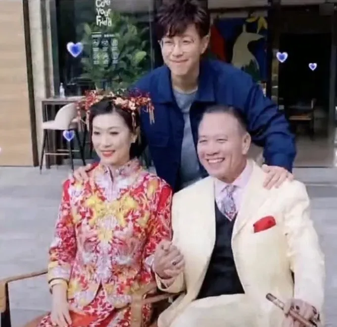 2022年萬梓良與太太補拍婚照時,兒子萬大千仍戴着眼鏡,甚有書卷氣。(網上片段截圖)