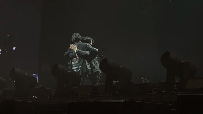 3人表演完畢後,相擁在一起。