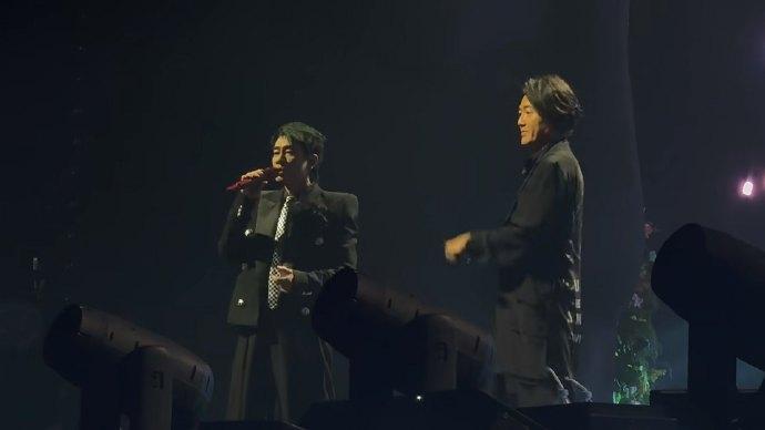 兩人在陳光榮伴奏下,合唱《友情歲月》。