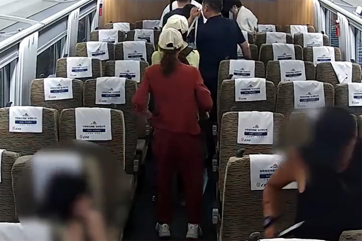 北京一名男子涉嫌在高鐵落車時,趁機觸摸車內另一女乘客的胸部。(北京鐵警影片截圖)