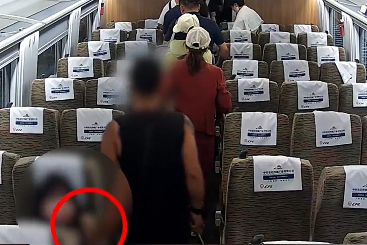 北京一名男子涉嫌在高鐵落車時,趁機觸摸車內另一女乘客的胸部。(北京鐵警影片截圖)