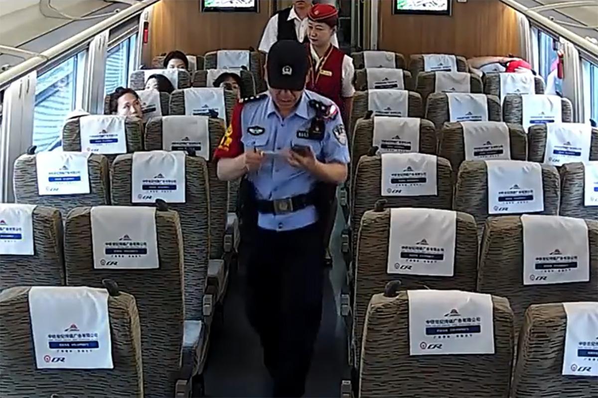 乘警接報後隨即與列車工作人員展開調查。(北京鐵警影片截圖)