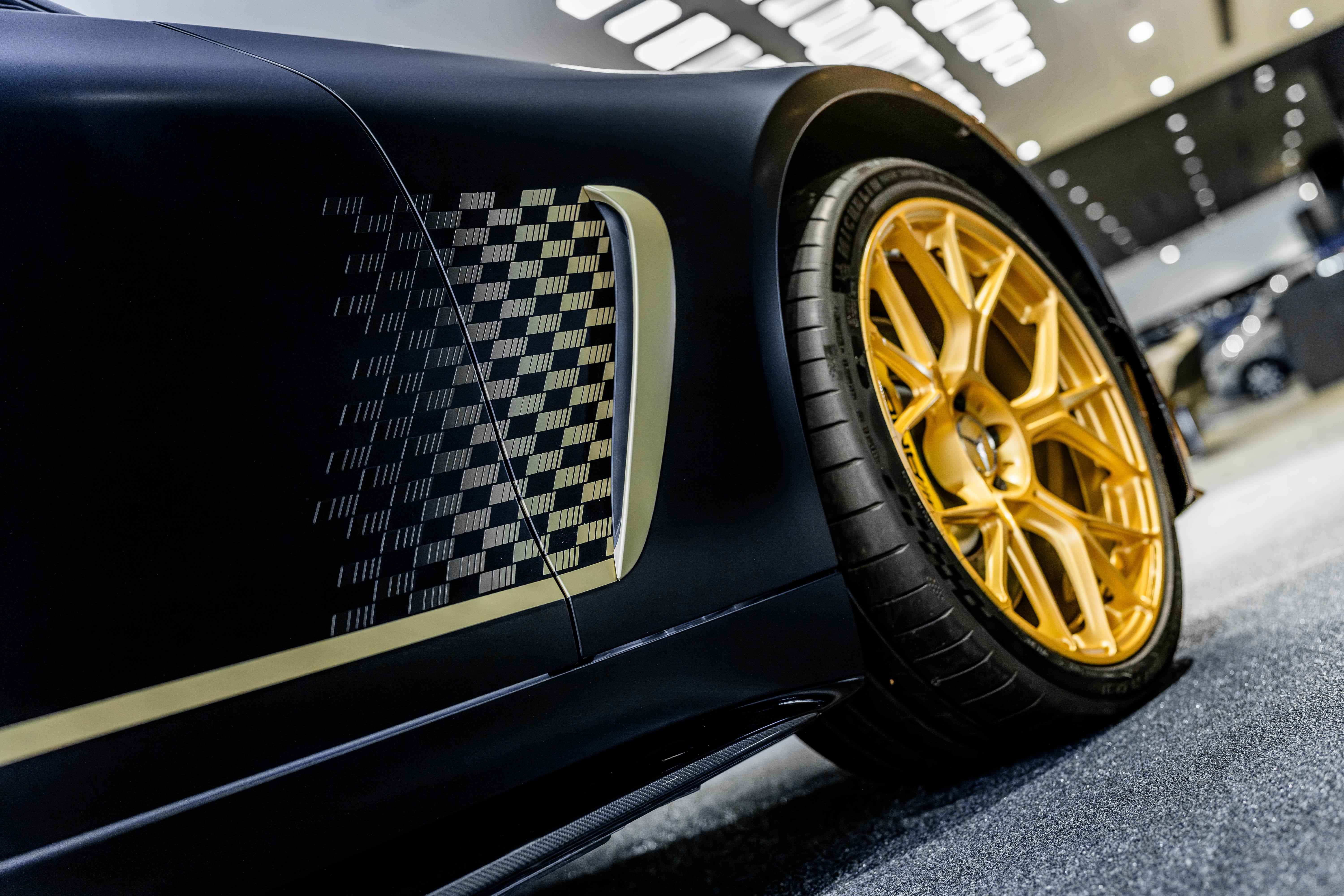 金色的軚軨及格仔拉花充滿賽車感。