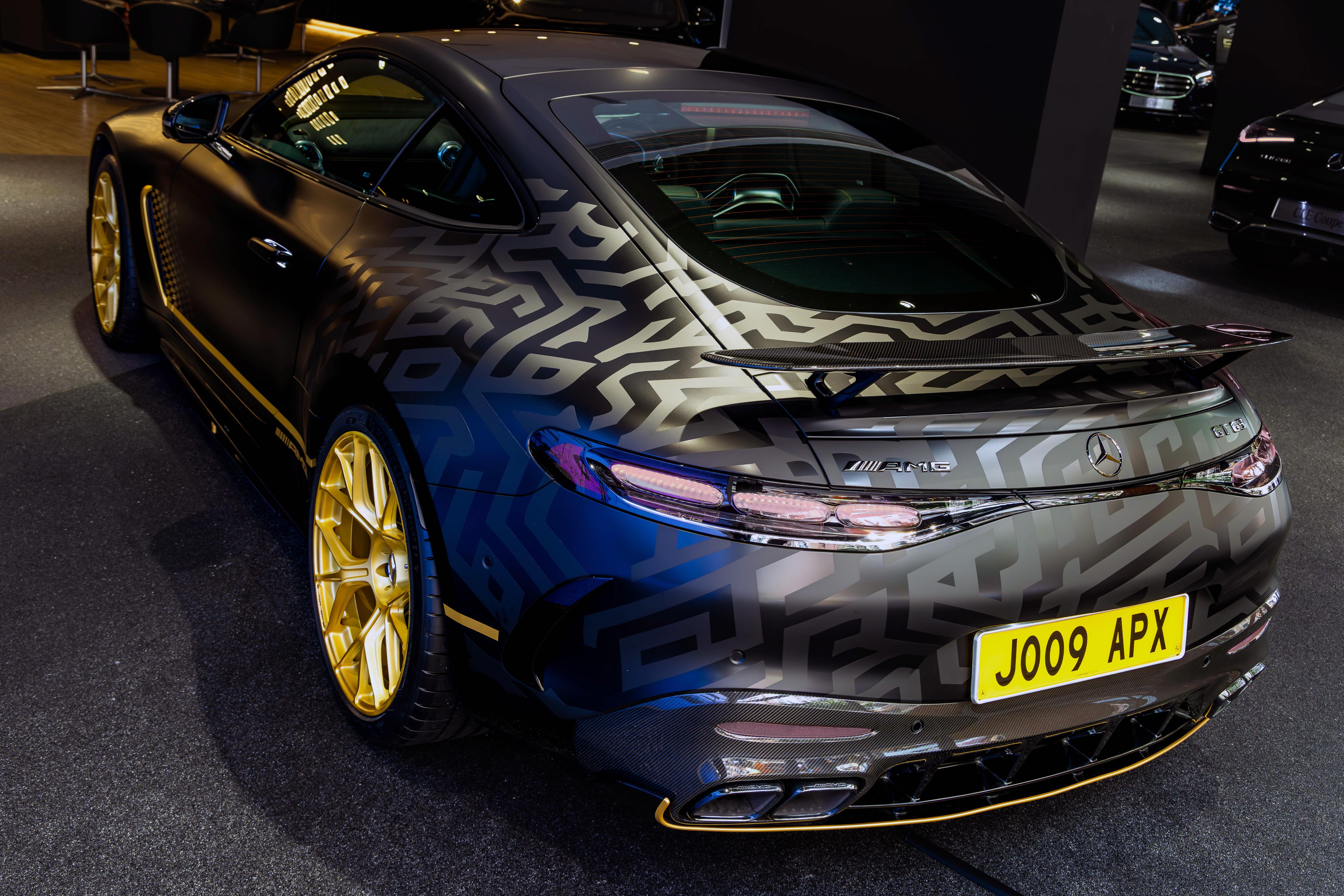 車身後半部有獨特的幾何暗紋設計。