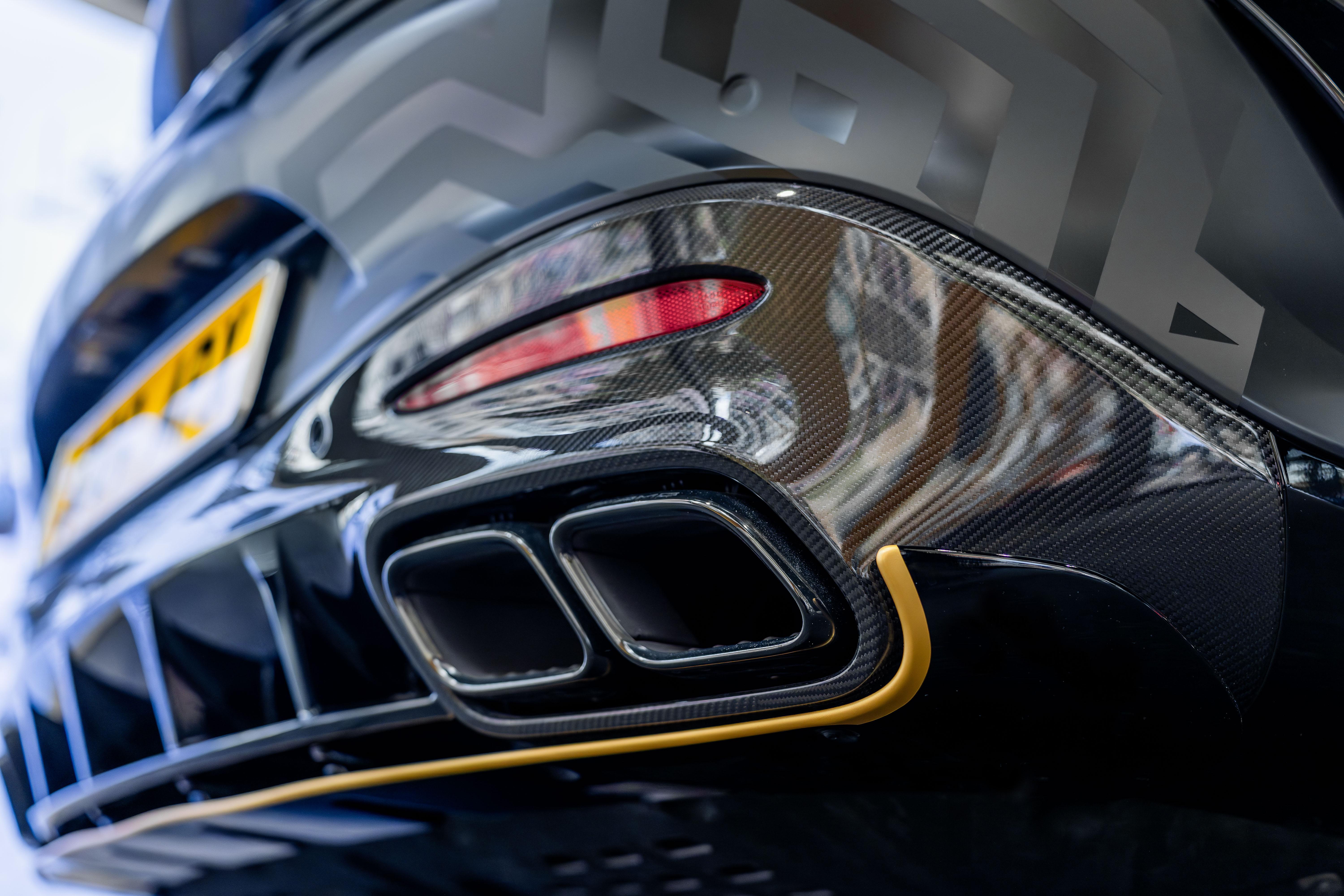 前後車身均有金色線條點綴。