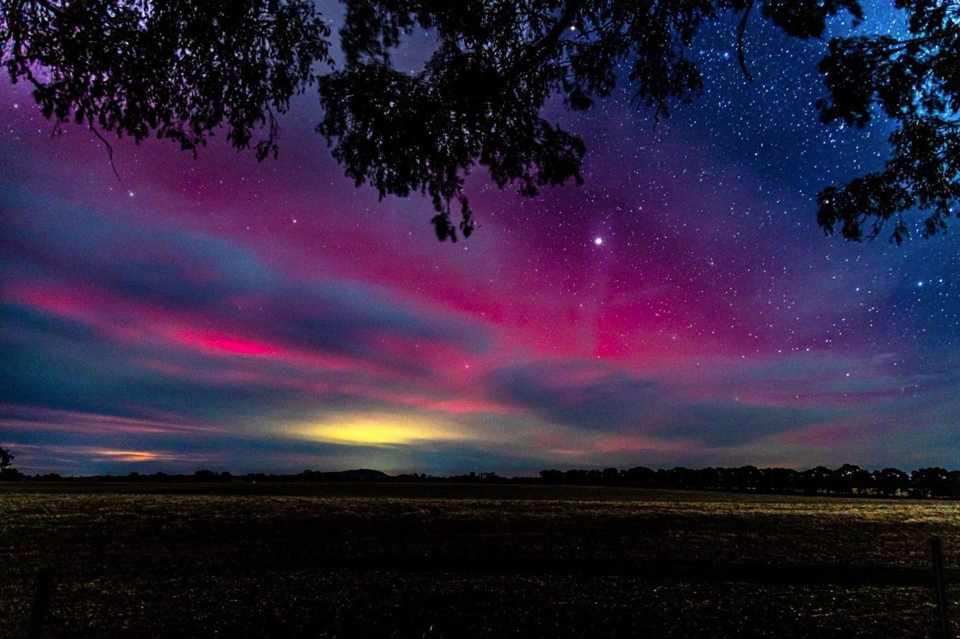 網民分享澳洲新南威爾士極光美景。(互聯網)