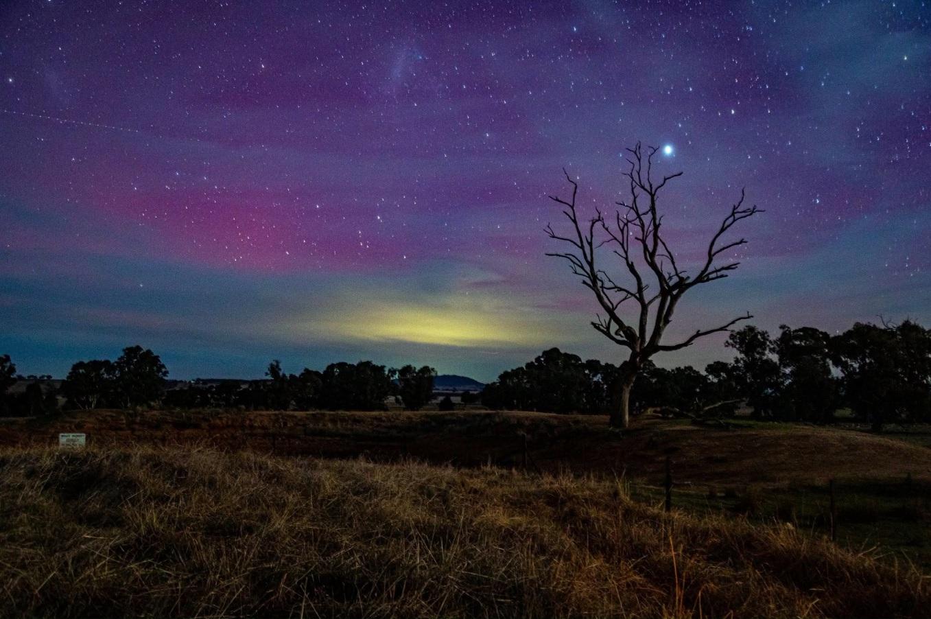 網民分享澳洲新南威爾士極光美景。(互聯網)