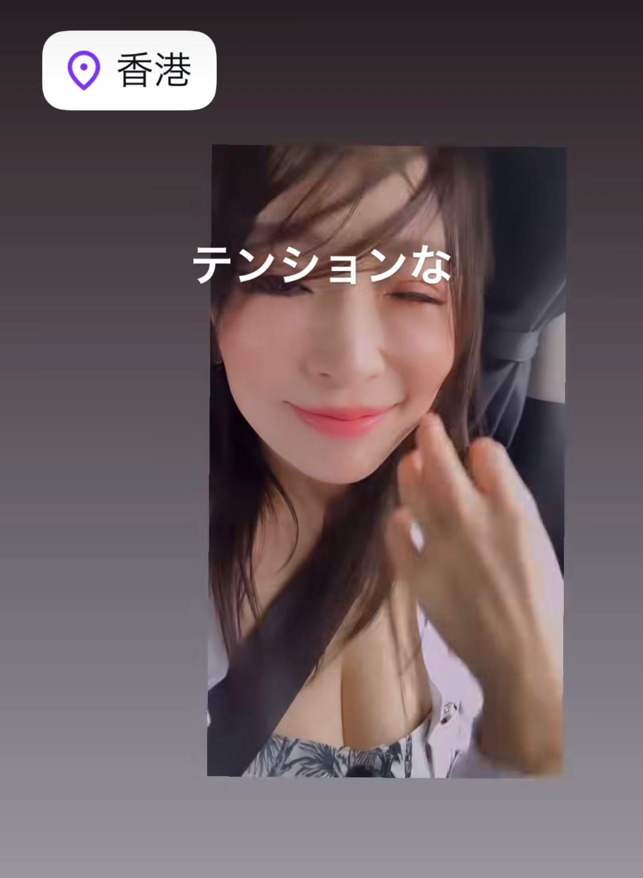 步姐低胸上陣,並打開車窗興奮吹風。