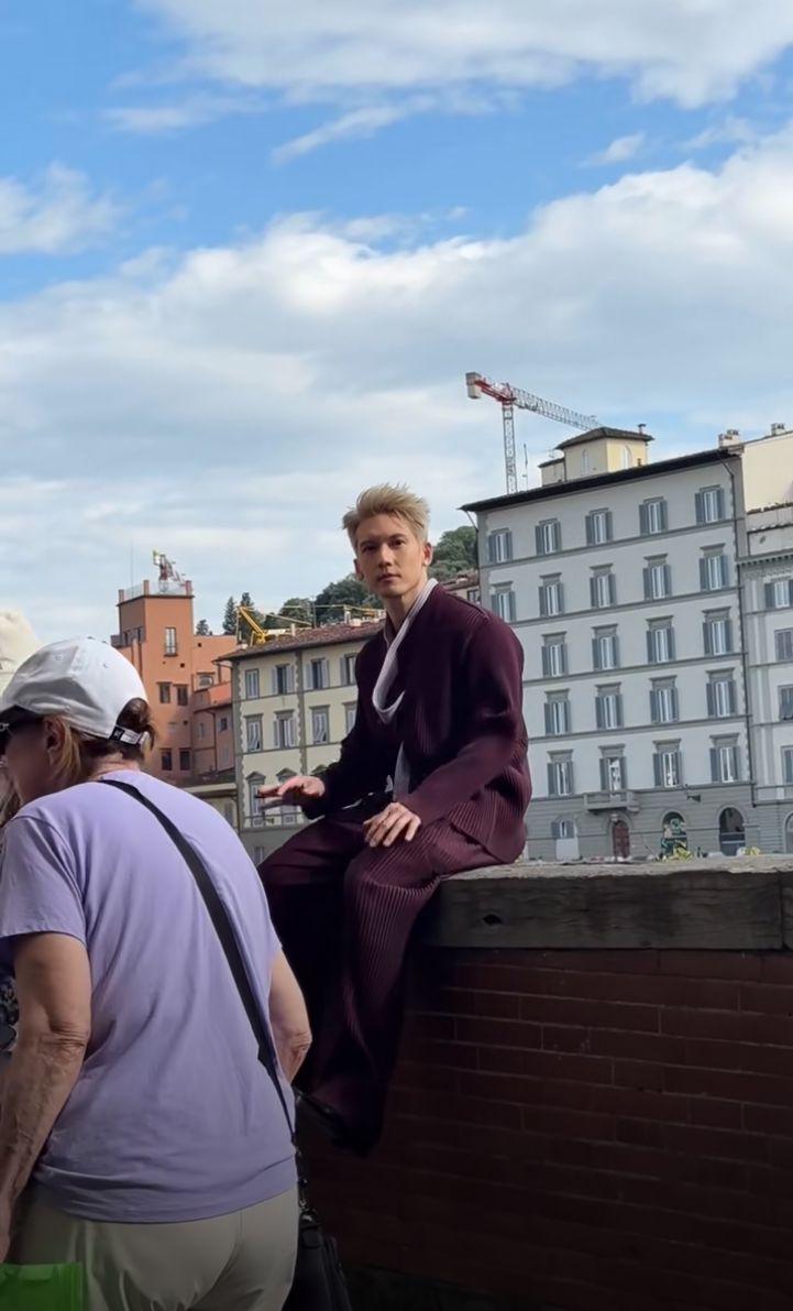 關智斌取景時卻遇到不少華人旅客,成為集郵目標。