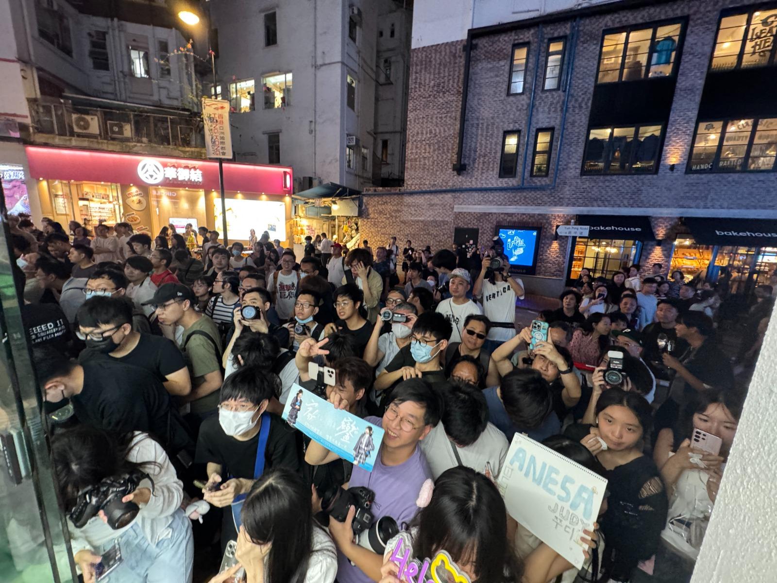 昨晚銅鑼灣恩平道,一早擠滿想見「Idol Girls偶像女生」的fans。