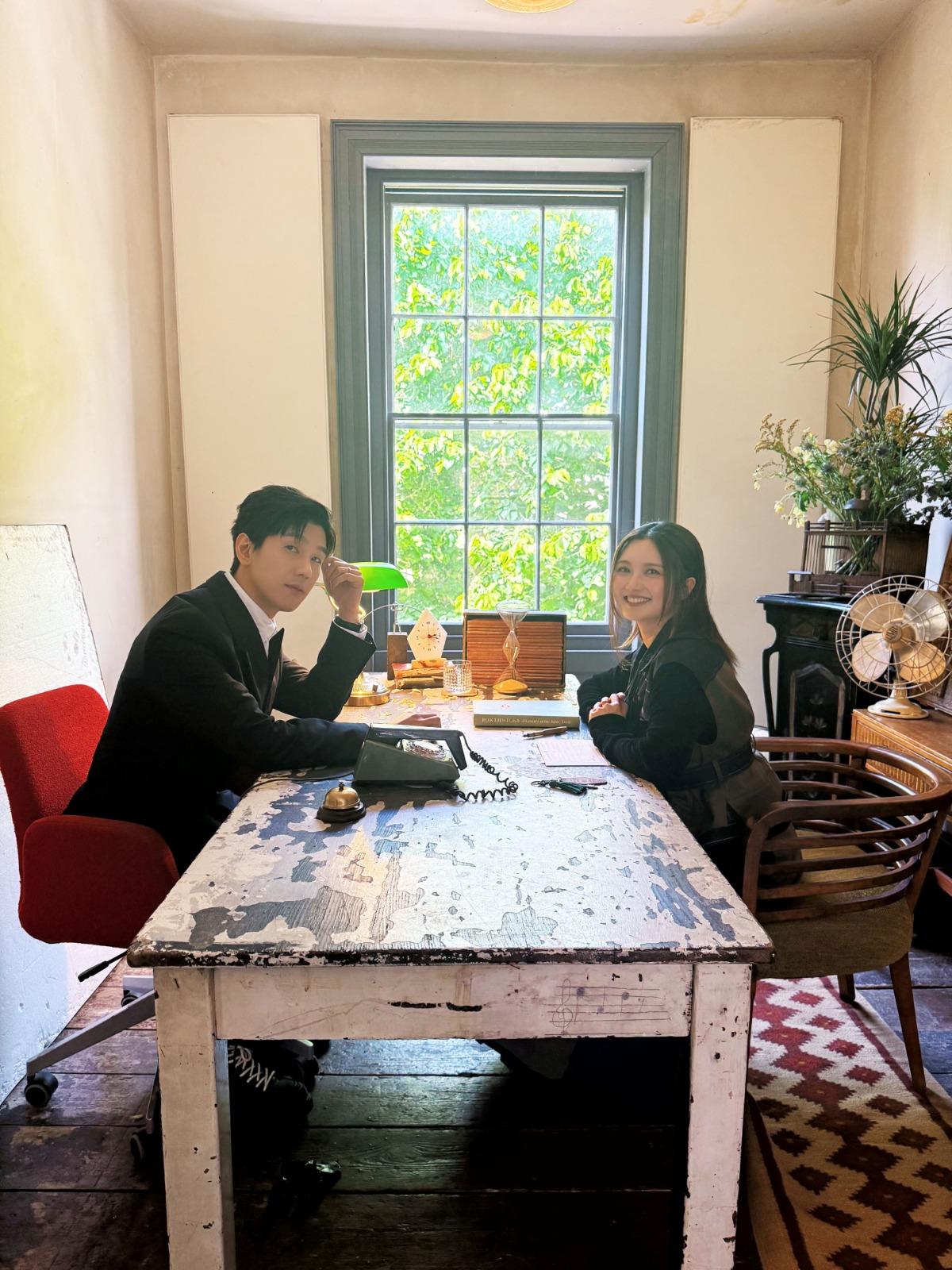 林奕匡在英國拍MV獲同門好友黃妍探班。