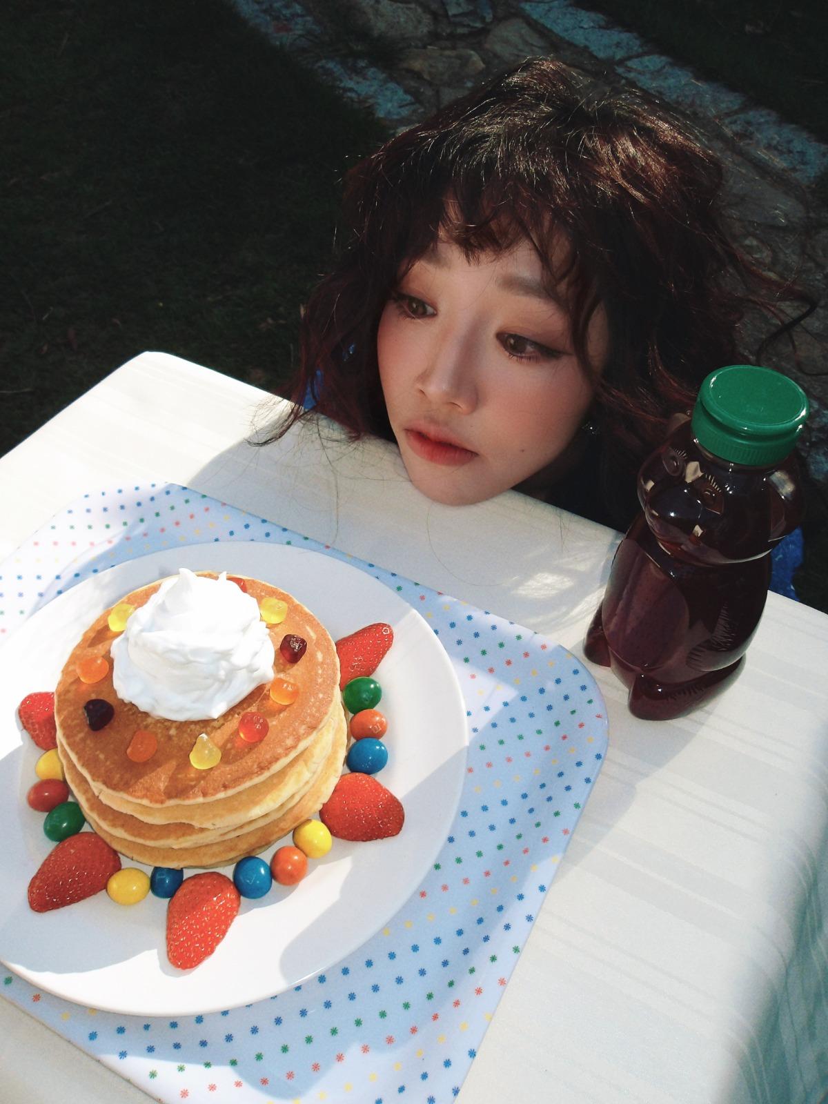 因為喜歡吃蜜糖煎餅,Paula以此作為新曲歌名。