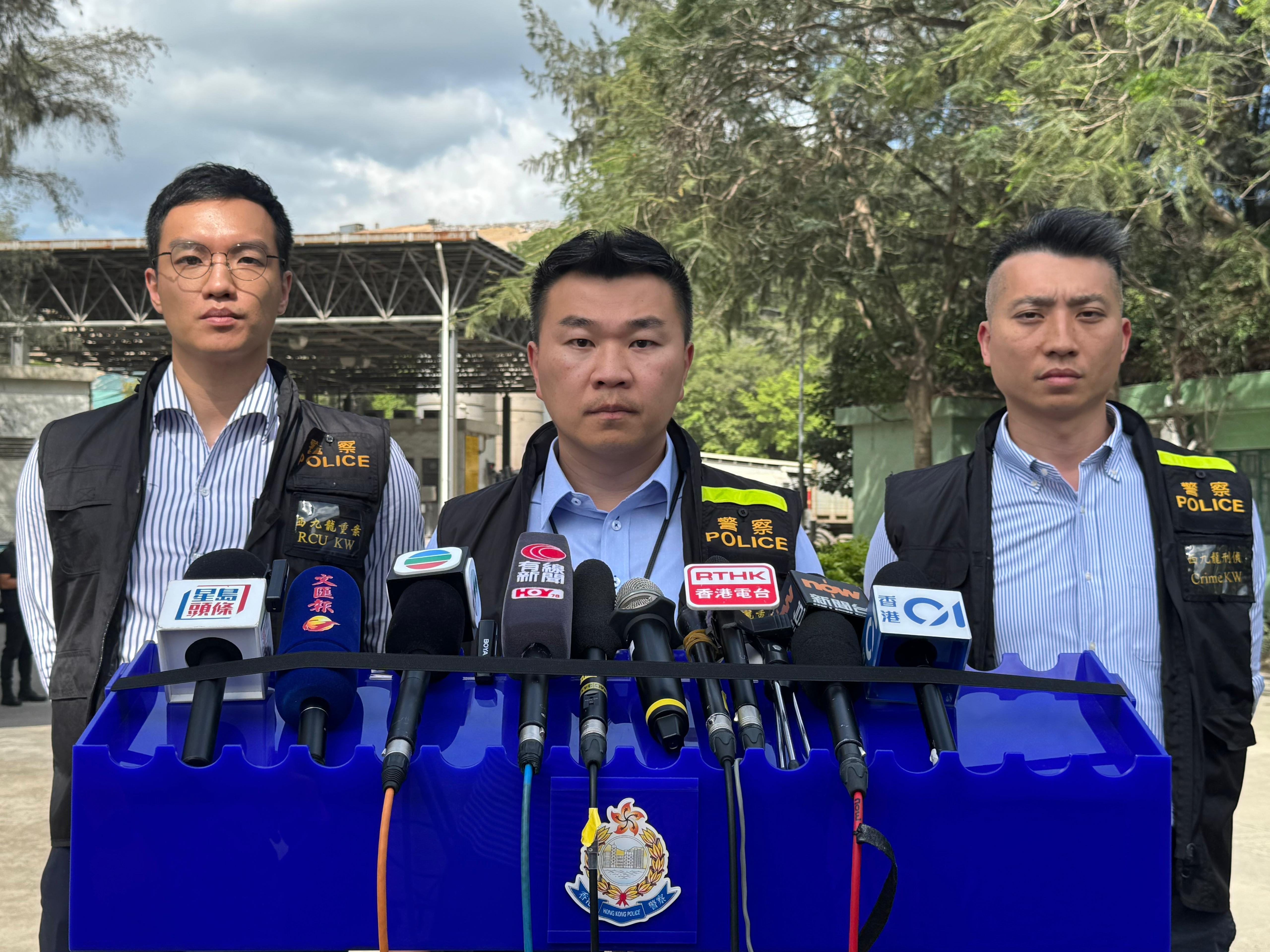 警方重案組調查一宗失蹤人口案,案中一名51歲姓梁的越南籍女子上周六離開旺角太子寓所後失蹤,其胞妹在網上尋人。西九龍重案組探員及鑑證科人員昨日(24日)起到長沙灣青山道152號一幢唐樓的劏房單位搜證。消息指經調查後,警方懷疑案件涉及謀殺,拘捕一名女子涉協助疑犯,仍在追查主犯下落,警方將在屯門新界西堆填區(稔灣堆填區)搜索,下午3時半於堆填區召開記者會交代案情。