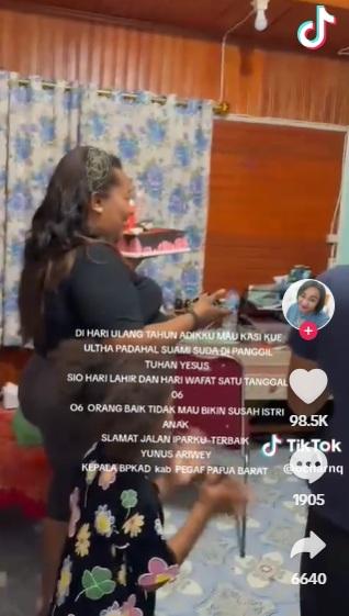 妻子捧著蛋糕悄悄地走到丈夫床邊,此時還未知丈夫出事。(互聯網)