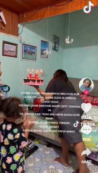 妻子捧著蛋糕,試著喚醒丈夫。(互聯網)