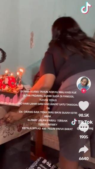 察覺事情不妙,妻子放下蛋糕,搖晃沒反應的丈夫。(互聯網)