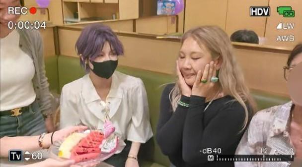 最近有傳鄭欣宜(Joyce)自抑鬱症後停工後,Joyce將同環球唱片簽約重新出發。