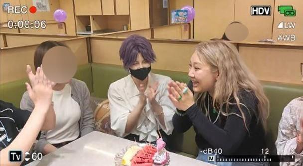 網民在社交網分享鄭欣宜現身於北京一間火鍋店,與現場的食客唱歌跳舞慶祝她的生日。