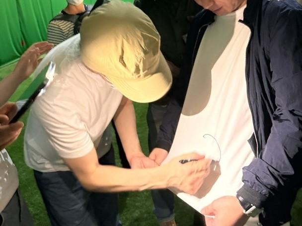 周星馳亦相當親民為幸運的粉絲簽名和合照。