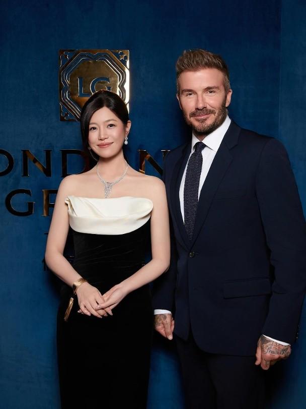 陳妍希在社交網發文寫上:「很開心見到了貝克漢(碧咸)先生,本人真的是又帥又紳士,一次愉快的聚會。」