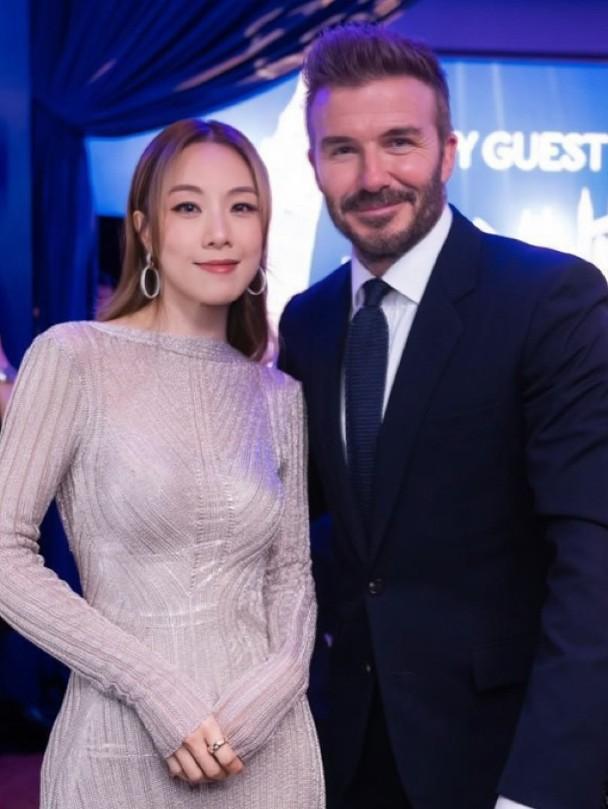 鄧麗欣在社交網興奮曬出與碧咸合照。